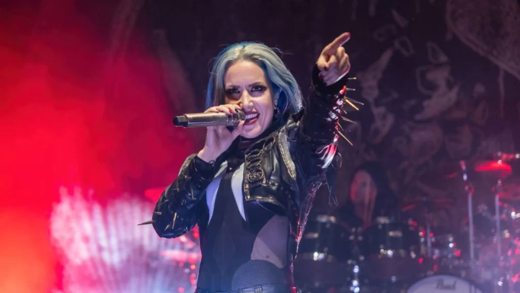 Alissa White-Gluz deixa o Arch Enemy e anuncia álbum solo Alissa White-Gluz deixa o Arch Enemy e anuncia álbum solo