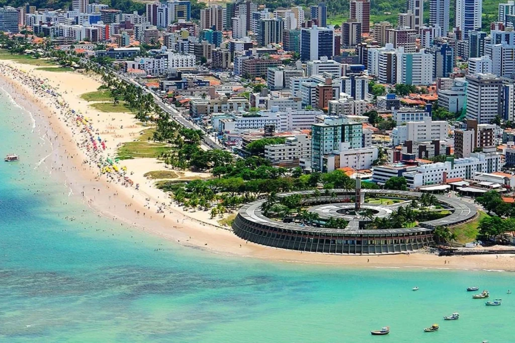 Com praias quentes, ritmo calmo, orla sem arranha-céus e um pôr do sol lendário ao som do bolero de Ravel, a capital queridinha dos brasileiros que buscam beleza, sossego e cidade bem cuidada Com praias quentes, ritmo calmo, orla sem arranha-céus e um pôr do sol lendário ao som do bolero de Ravel, a capital queridinha dos brasileiros que buscam beleza, sossego e cidade bem cuidada