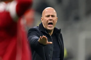 Arne Slot despista polêmica com Salah após vitória na Champions League