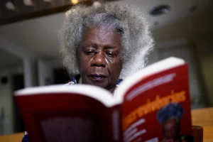 Conceição Evaristo fala sobre escrevivência e ancestralidade.Veja ovídeo