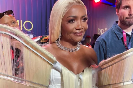 Gaby Amarantos passa sufoco com look inusitado durante premiação.Vídeo