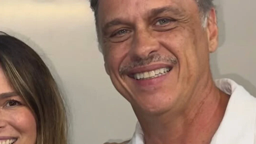 Guilherme Fontes divide a magia da noite com a mulher enquanto assiste ao show de Roberto Carlos Guilherme Fontes divide a magia da noite com a mulher enquanto assiste ao show de Roberto Carlos