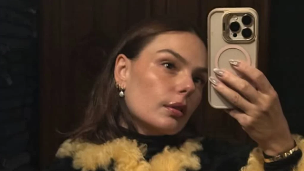 Isis Valverde fala agora sobre prisão de stalker que a perseguiu por 20 anos Isis Valverde fala agora sobre prisão de stalker que a perseguiu por 20 anos