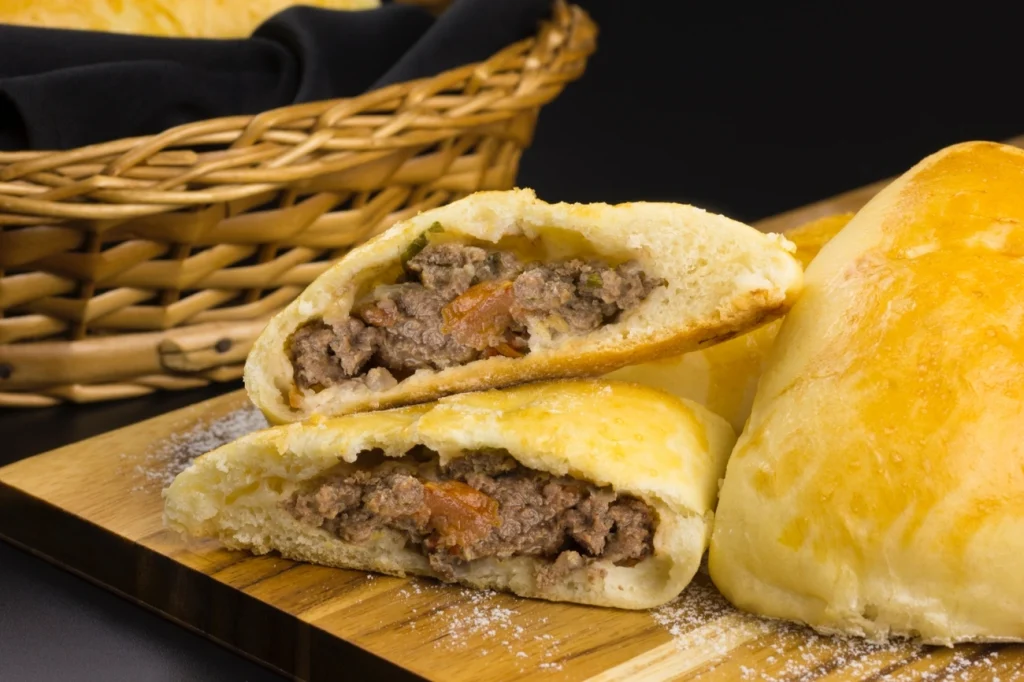 Lanche de domingo: aprenda a fazer esfirra fechada de carne Lanche de domingo: aprenda a fazer esfirra fechada de carne