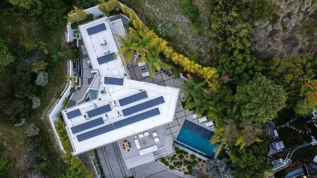 Mansão de R$ 108 milhões de Brittany Murphy, morta misteriosamente há 16 anos, permanece empacada no mercado hoje Mansão de R$ 108 milhões de Brittany Murphy, morta misteriosamente há 16 anos, permanece empacada no mercado hoje