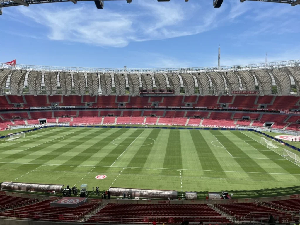 Torcida do Internacional estende faixas de protesto no Beira-Rio