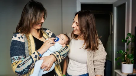 Virou vovó, vovô, tio ou tia? Veja cuidados na hora de visitar um bebê