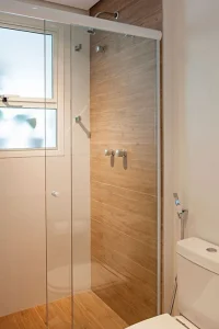 Banheiro com Piso de Madeira: Tipos de Madeira +6 Modelos Inspiradores