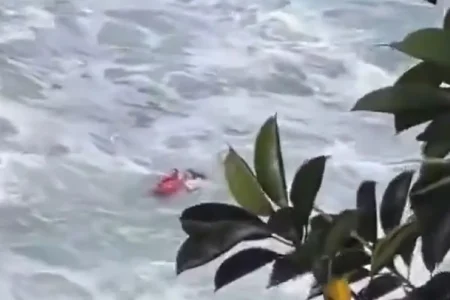 bombeiro desafia mar revolto para salvar mulher em afogamento v deo 0874bcae