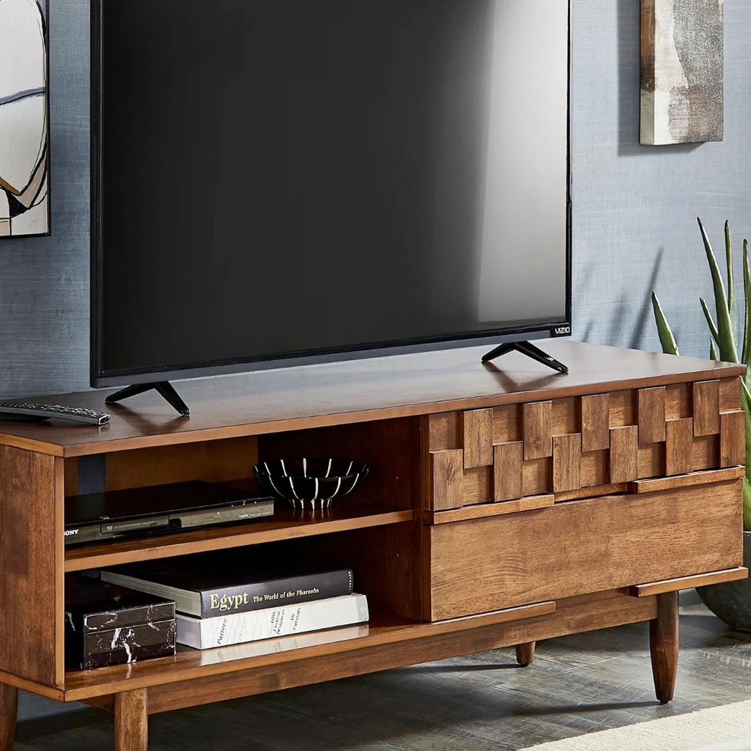 Rack ou painel de TV: Saiba qual opção escolher para sua sala