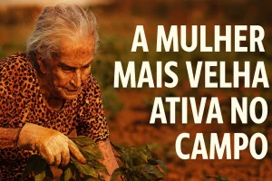 A idosa de 102 anos, reconhecida como a ‘mulher mais velha em atividade no campo brasileiro’, segue trabalhando diariamente na horta da propriedade e mantém viva uma tradição rural de 80 anos