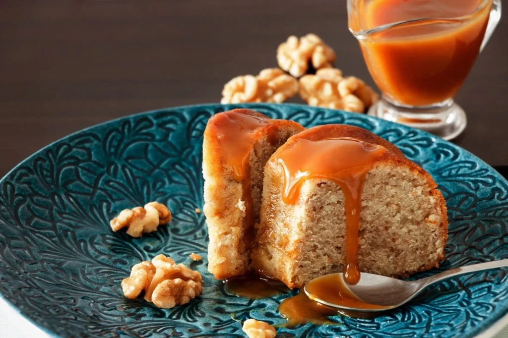 Bolo caçarola com calda de caramelo dourado e textura macia Bolo caçarola com calda de caramelo dourado e textura macia