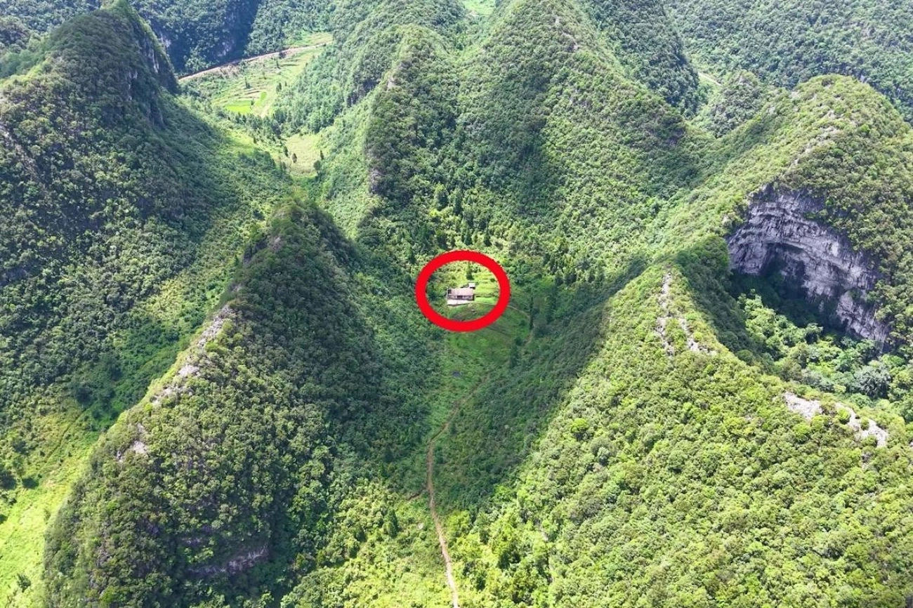 Com 83 anos, a idosa que vive isolada há meio século em um vale sem estradas surpreende ao recusar a cidade, vencer a solidão nas montanhas de Guizhou e manter autonomia onde ninguém mais ficou