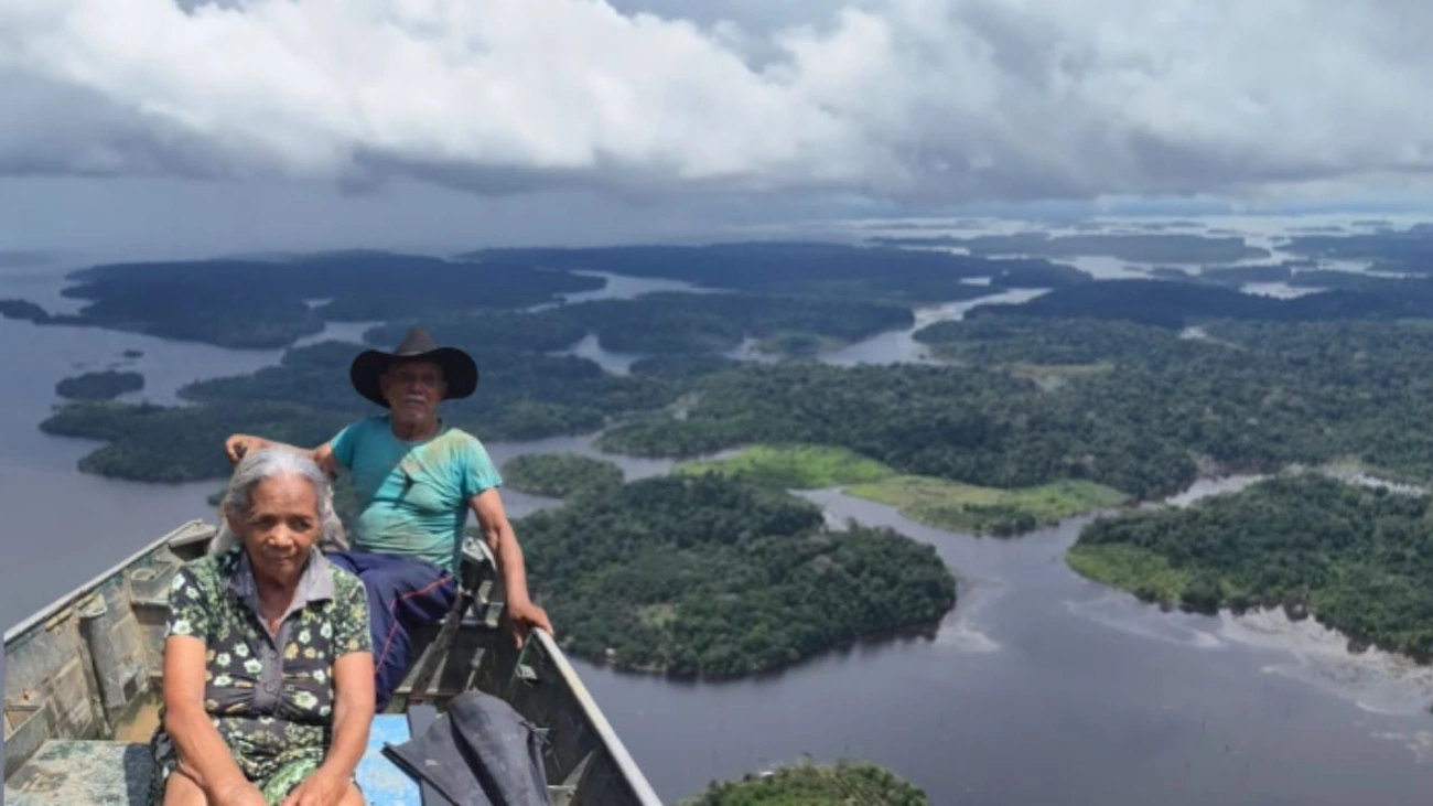Com 83 anos, o agricultor que vive isolado na floresta amazônica surpreende ao recusar a cidade, vencer a falta de energia e sustentar a família apenas com a força das próprias mãos