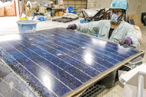 Com tecnologia avançada e triagem minuciosa, centro japonês transforma painéis solares descartados em novos materiais ao reutilizar alumínio, recuperar vidro, extrair metais raros e criar produtos sustentáveis para uma economia circular real