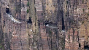 Com túnel de 1,2 km cavado à mão, 13 curvas estreitas em penhasco e obra que matou 20 vidas, rodovia assombra condutores, revoluciona vilarejo isolado e atrai caçadores de adrenalina nas montanhas da China