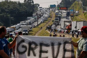 Há 7 anos, a greve dos caminhoneiros que parou 24 estados e elevou o diesel em mais de 50% expôs falhas logísticas, provocou desabastecimento nacional, paralisou fábricas e gerou um prejuízo recorde superior a R$ 50 bilhões