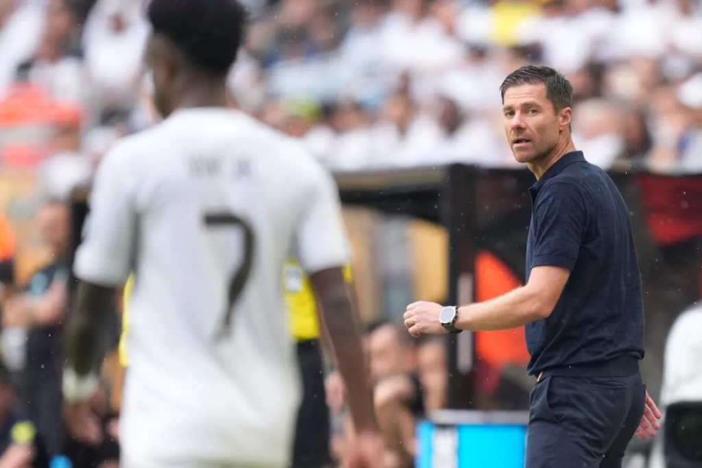 Jogadores do Real Madrid estariam insatisfeitos com Xabi Alonso