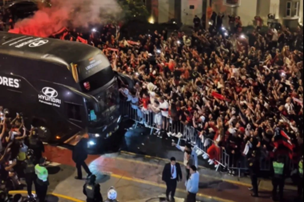Libertadores: torcida do Flamengo faz festa na chegada dos jogadores a Lima Libertadores: torcida do Flamengo faz festa na chegada dos jogadores a Lima
