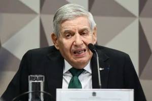 Moraes manda defesa de Heleno apresentar laudos comprovando Alzheimer