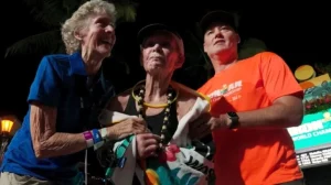 Mulher de 80 anos desafia limites ao completar um dos triatlos mais difíceis do planeta e conquistar o recorde de atleta mais velha a terminar a prova, surpreendendo especialistas por sua resistência