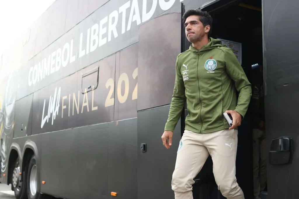 Palmeiras chega a Lima para final da Libertadores contra o Flamengo.Vejavídeo