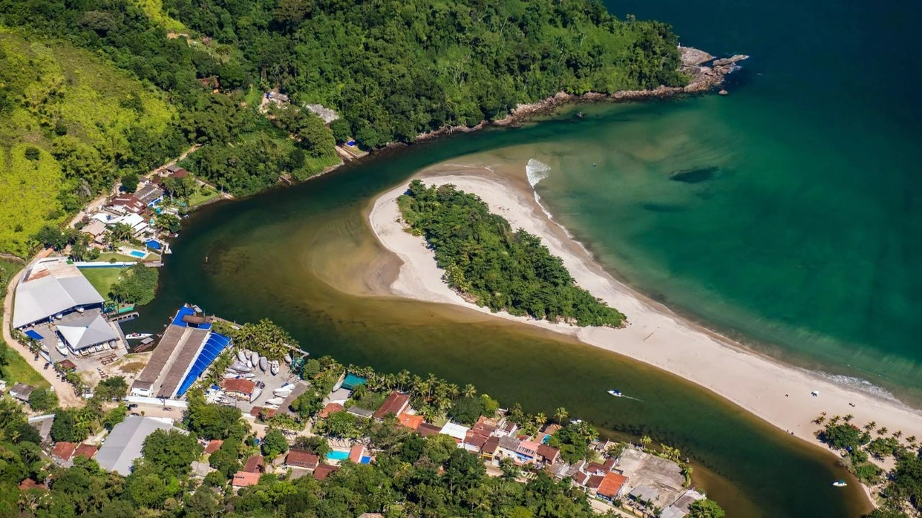 São Paulo vive longe do mar: apenas 4% da população no litoral por causa da Serra do Mar, planalto fértil, história colonial, economia interiorana e acesso portuário via Santos