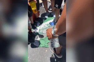 Torcida do Flamengo pisoteia bandeira do Palmeiras em comemoração