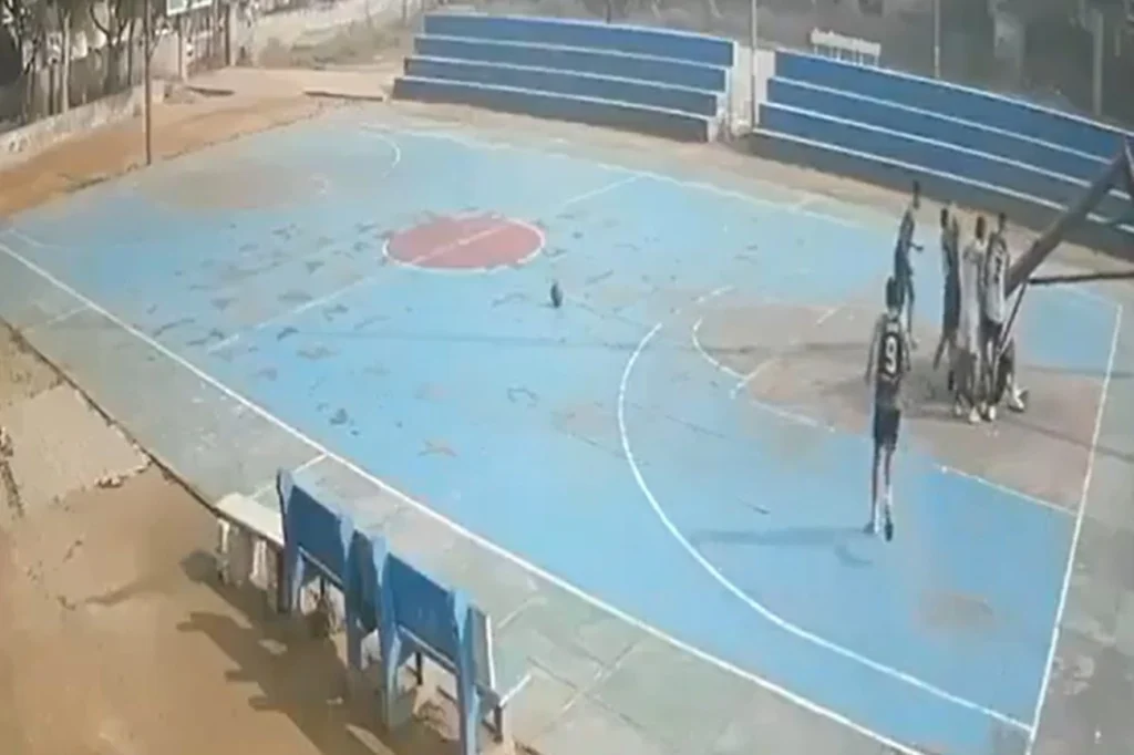 Vídeo: jogador de 16 anos morre esmagado por cesta durante treino na Índia Vídeo: jogador de 16 anos morre esmagado por cesta durante treino na Índia