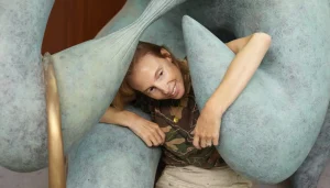 Camille Henrot apresenta sua primeira individual no Brasil