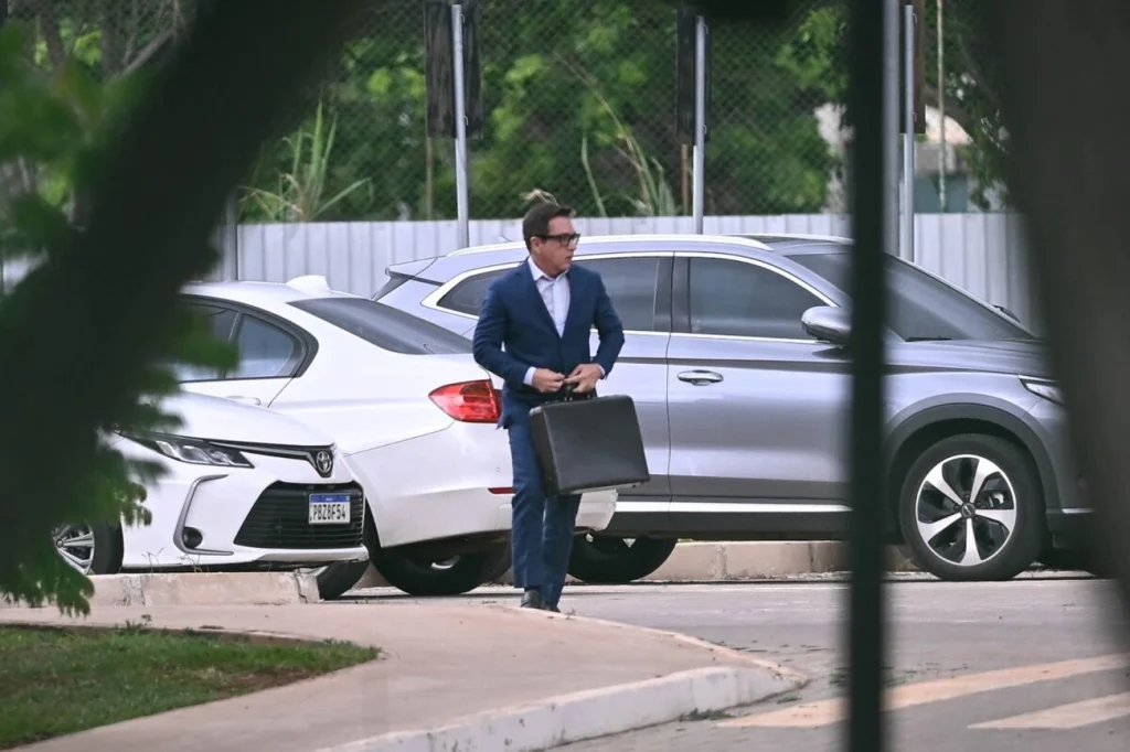 Cardiologista de Bolsonaro vai à PF após autorização de Moraes