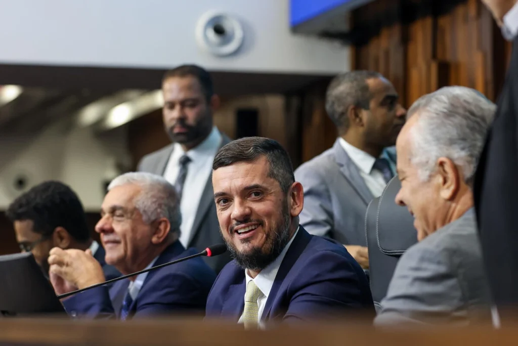 Confusão marca sessão da Alerj que decidiu sobre prisão de Bacellar Confusão marca sessão da Alerj que decidiu sobre prisão de Bacellar