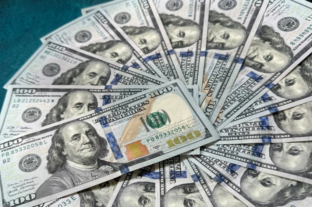 Dólar cai com mercado apostando em Flávio Bolsonaro fora do Planalto Dólar cai com mercado apostando em Flávio Bolsonaro fora do Planalto