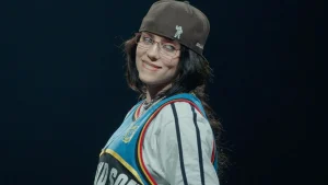 Filme-concerto de Billie Eilish, dirigido por James Cameron, ganha data de estreia no Brasil