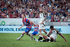Fortaleza derrota Atlético-MG e sonha com a permanência no Brasileirão