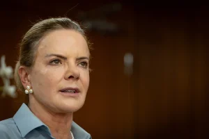 Gleisi se pronuncia sobre escolha de Flávio Bolsonaro como candidato