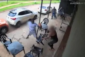 Homem esfaqueia travesti pelas costas em bar no Entorno do DF.Vejavídeo