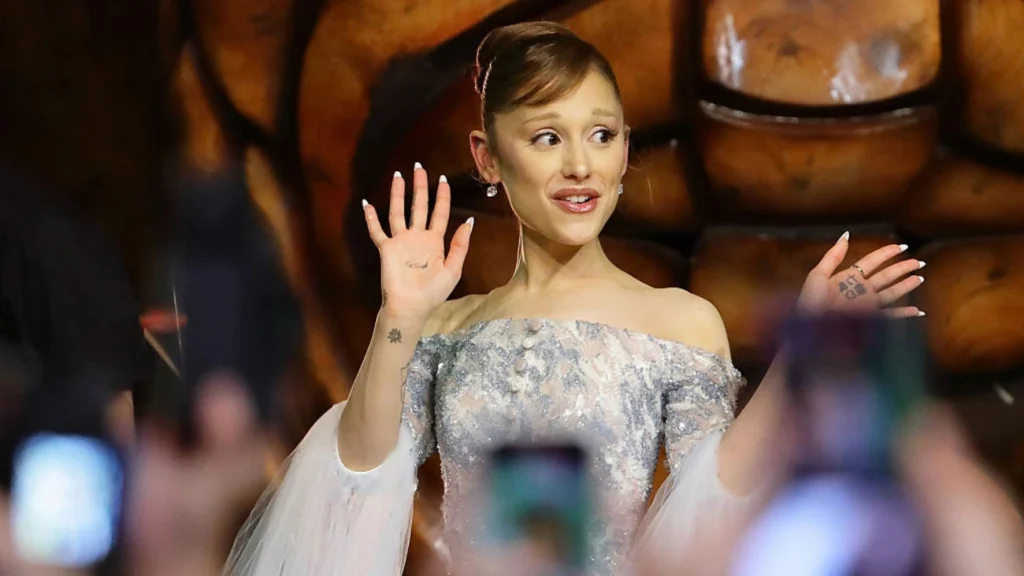 Homem que agarrou Ariana Grande no tapete vermelho é retirado de show de Lady Gaga Homem que agarrou Ariana Grande no tapete vermelho é retirado de show de Lady Gaga