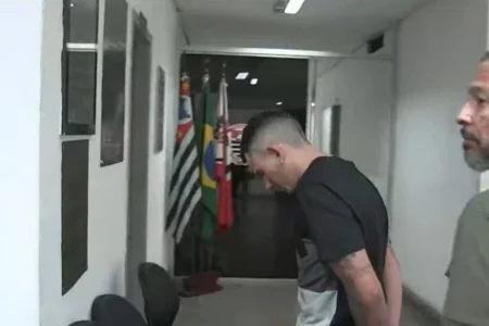 Homem que atropelou e arrastou ex é transferido para sistema prisional