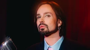 Johnny Hooker lança novo álbum, ‘Viver e Morrer de Amor na América Latina’