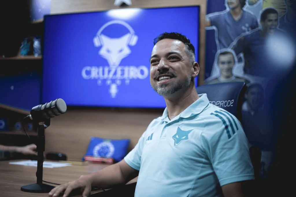 Jonas Urias é eleito o melhor técnico do futebol feminino pela CBF Jonas Urias é eleito o melhor técnico do futebol feminino pela CBF