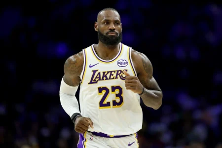 Lakers vencem 76ers e Lebron James atinge marca histórica na NBA