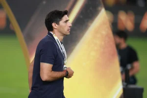 Libertadores: veja reação de Abel Ferreira ao receber medalha de vice