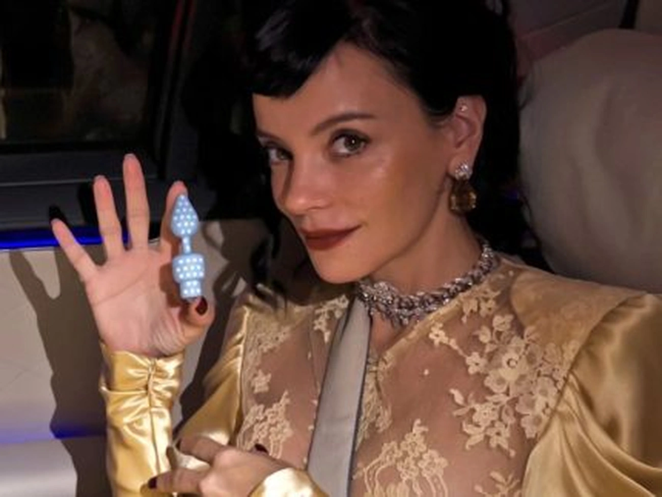 Lily Allen lança pen drive com formato de brinquedo sexual: “Apenas para armazenamento”