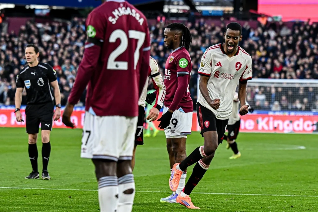 Liverpool despacha West Ham e volta a vencer; Paquetá é expulso Liverpool despacha West Ham e volta a vencer; Paquetá é expulso
