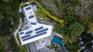 Mansão de R$ 108 milhões de Brittany Murphy, morta misteriosamente há 16 anos, permanece empacada no mercado hoje