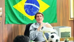 Quem é o ator de Hollywood que interpreta Jair Bolsonaro em novo filme?