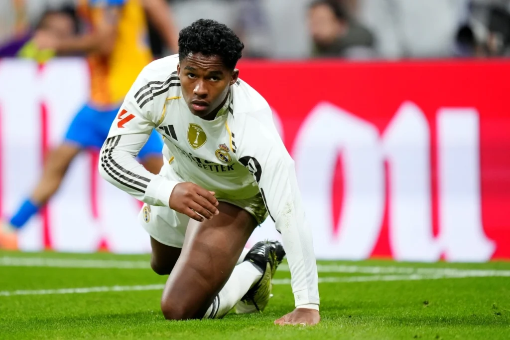 Real Madrid: Endrick se revolta com arbitragem e é expulso no banco Real Madrid: Endrick se revolta com arbitragem e é expulso no banco