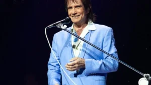 Roberto Carlos sofre acidente de carro em gravação e é levado ao hospital agora