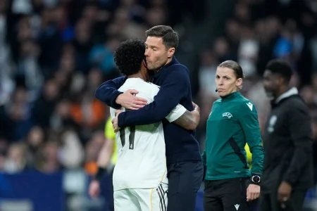 Rodrygo demonstra apoio a Xabi Alonso após derrota do Real Madrid